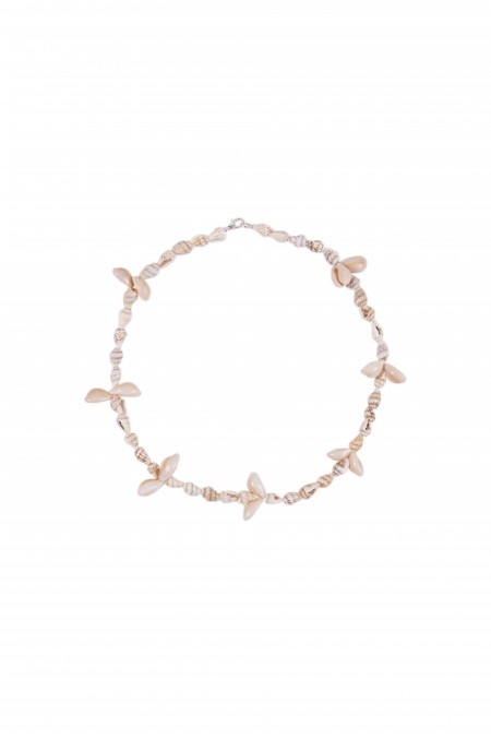 Collier de coquilles blanches